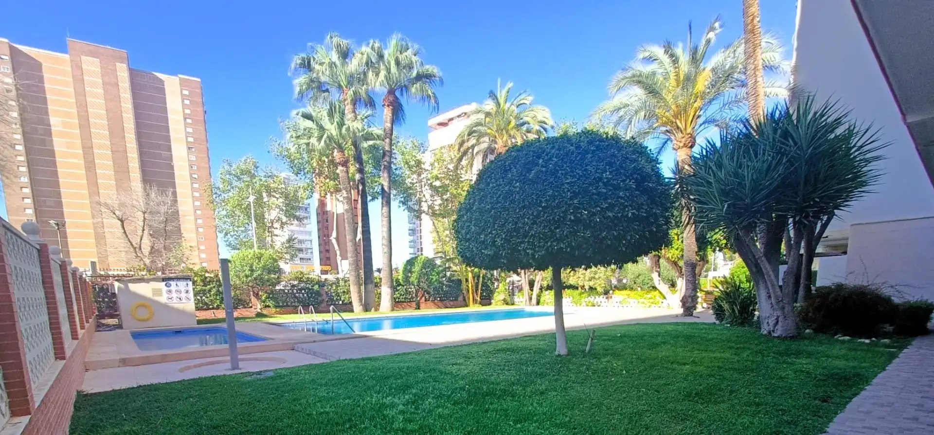 Jardí de Planta baixa en venda en Benidorm amb Aire condicionat, Moblat i Piscina comunitària