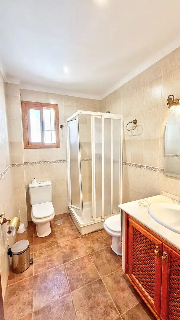 Baño de Finca rústica en venta en Periana con Aire acondicionado, Jardín privado y Terraza