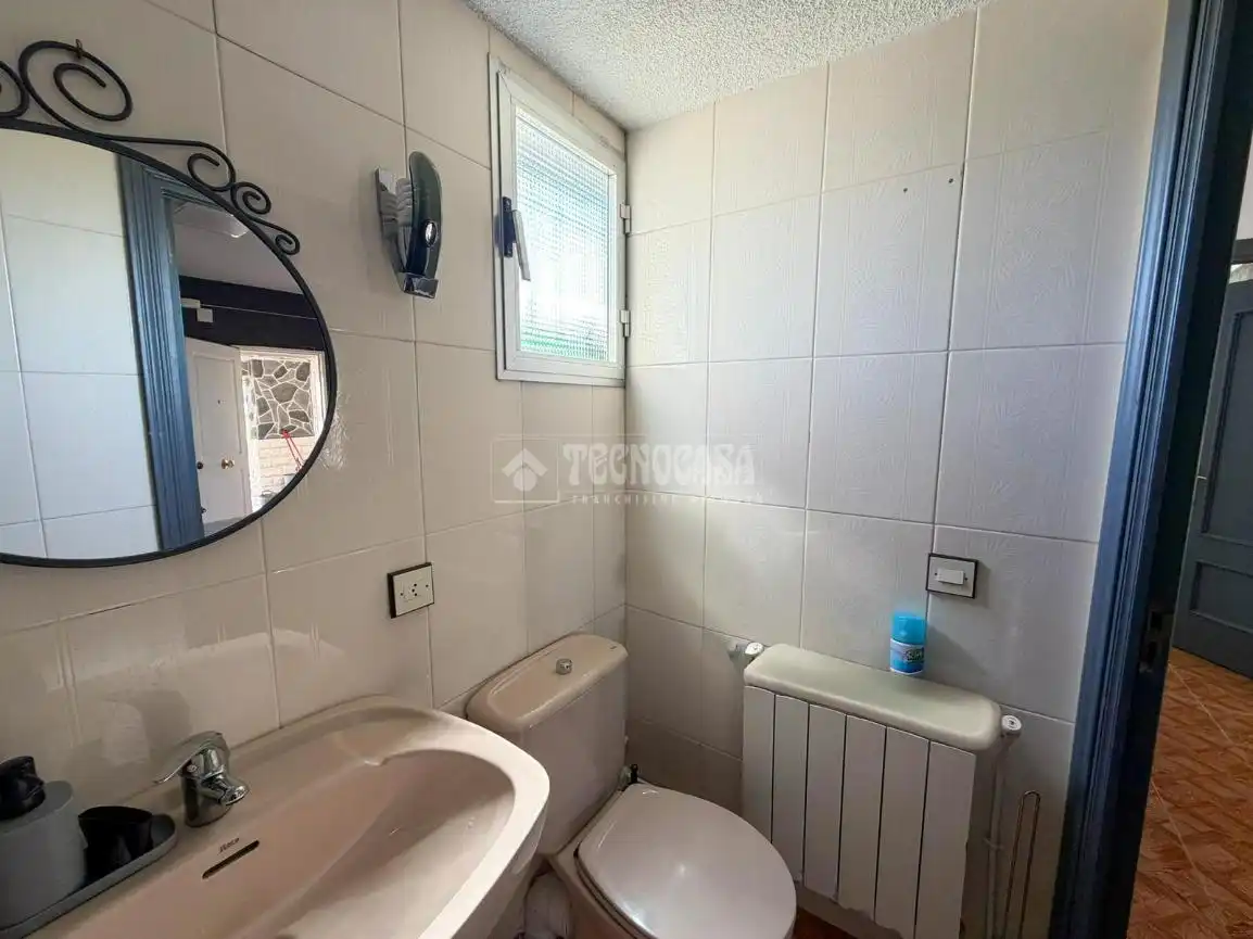 Bany de Casa o xalet en venda en Villa del Prado amb Aire condicionat i Piscina