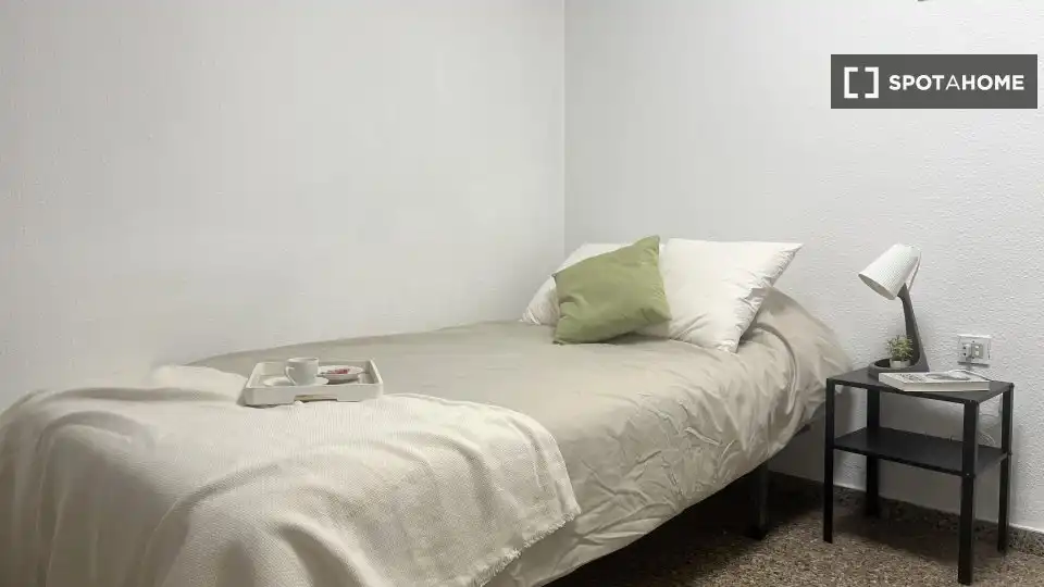 Habitación de Piso de alquiler en Valencia con Aire acondicionado, Calefacción y Amueblado
