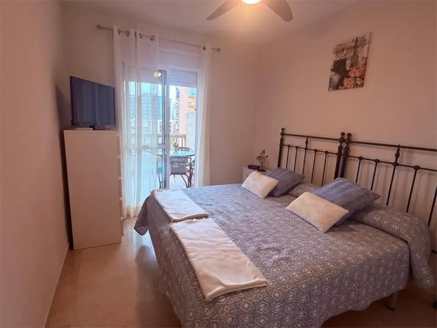 Schlafzimmer von Dachboden zur Miete in Torremolinos mit Klimaanlage, Privatgarten und Schwimmbad