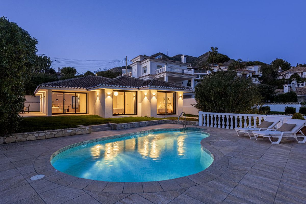 Swimming pool of House or chalet for sale in Benalmádena  with Air Conditioner, Private garden and Swimming Pool