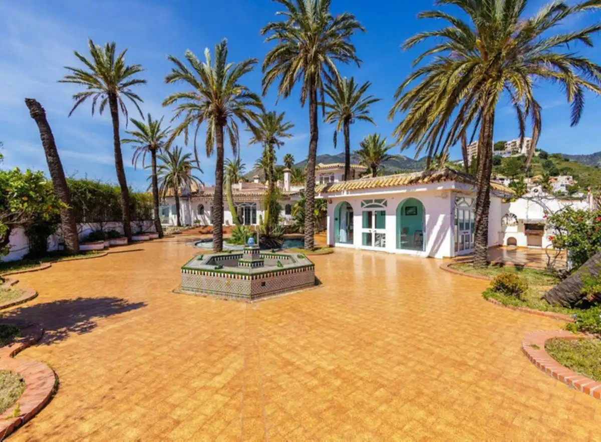 Vista exterior de Casa o xalet en venda en Benalmádena amb Traster i Piscina
