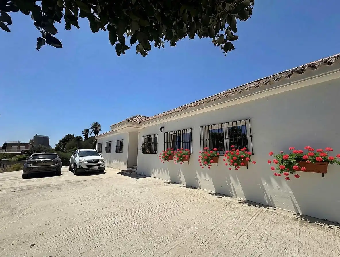 Vista exterior de Casa o xalet en venda en Tarifa amb Jardí privat i Terrassa