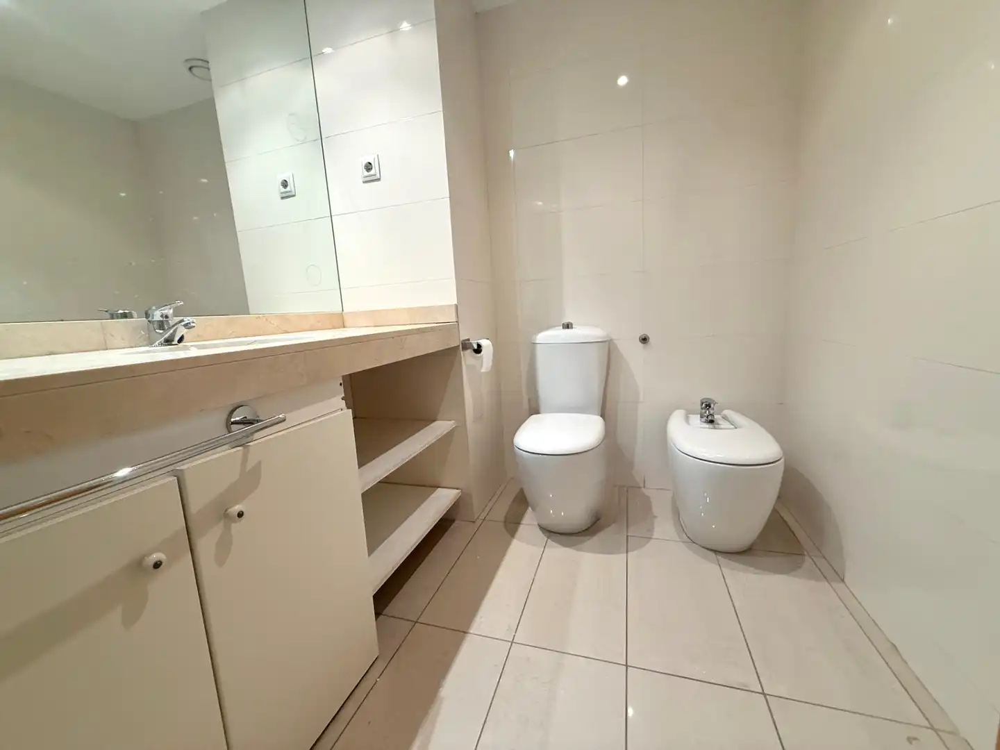 Bathroom of Flat for sale in L'Hospitalet de Llobregat  with Air Conditioner, Heating and Oven