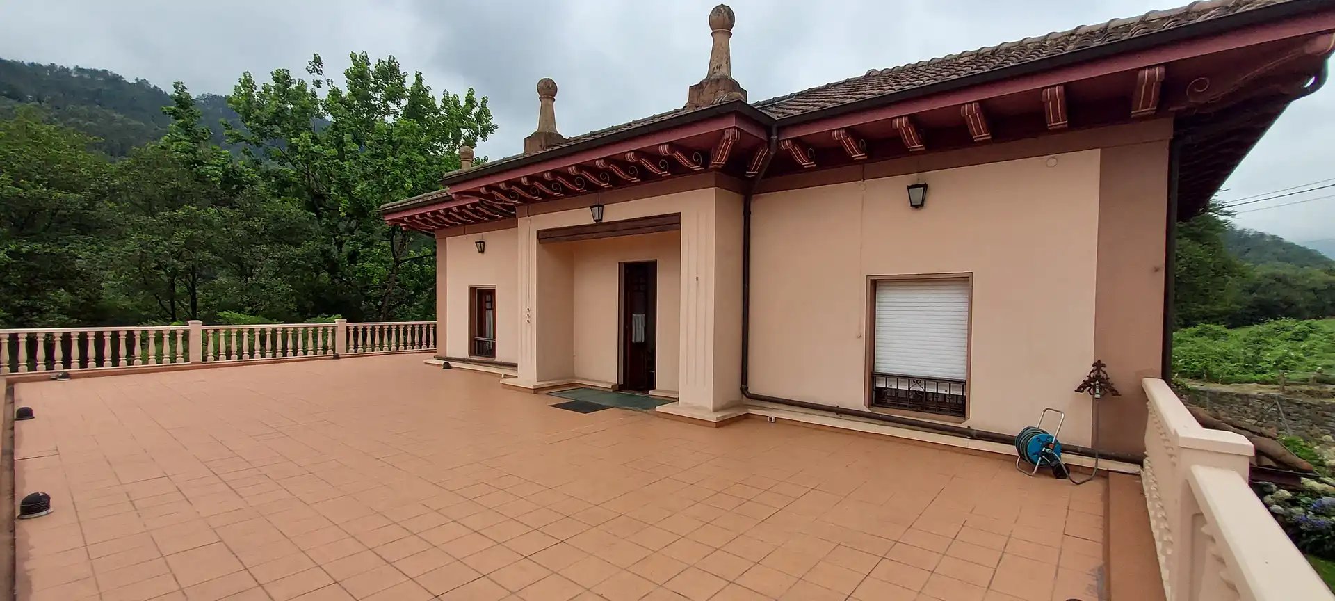 Vista exterior de Finca rústica en venda en Salas amb Calefacció, Jardí privat i Parquet
