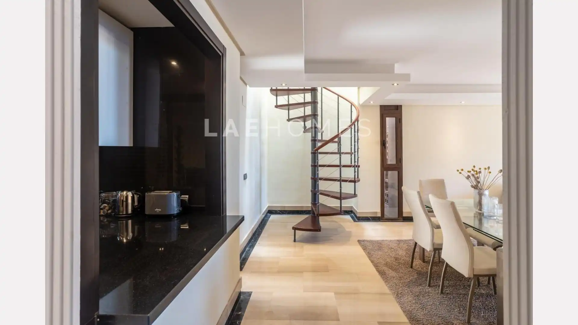 Dachboden zum Verkauf in Estepona mit Privatgarten, Terrasse und Abstellraum