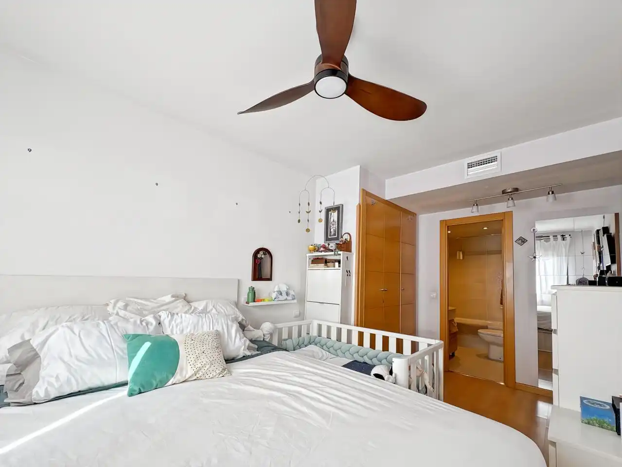 Bedroom of Flat for sale in Madrid  with Air Conditioner, Heating and Community pool