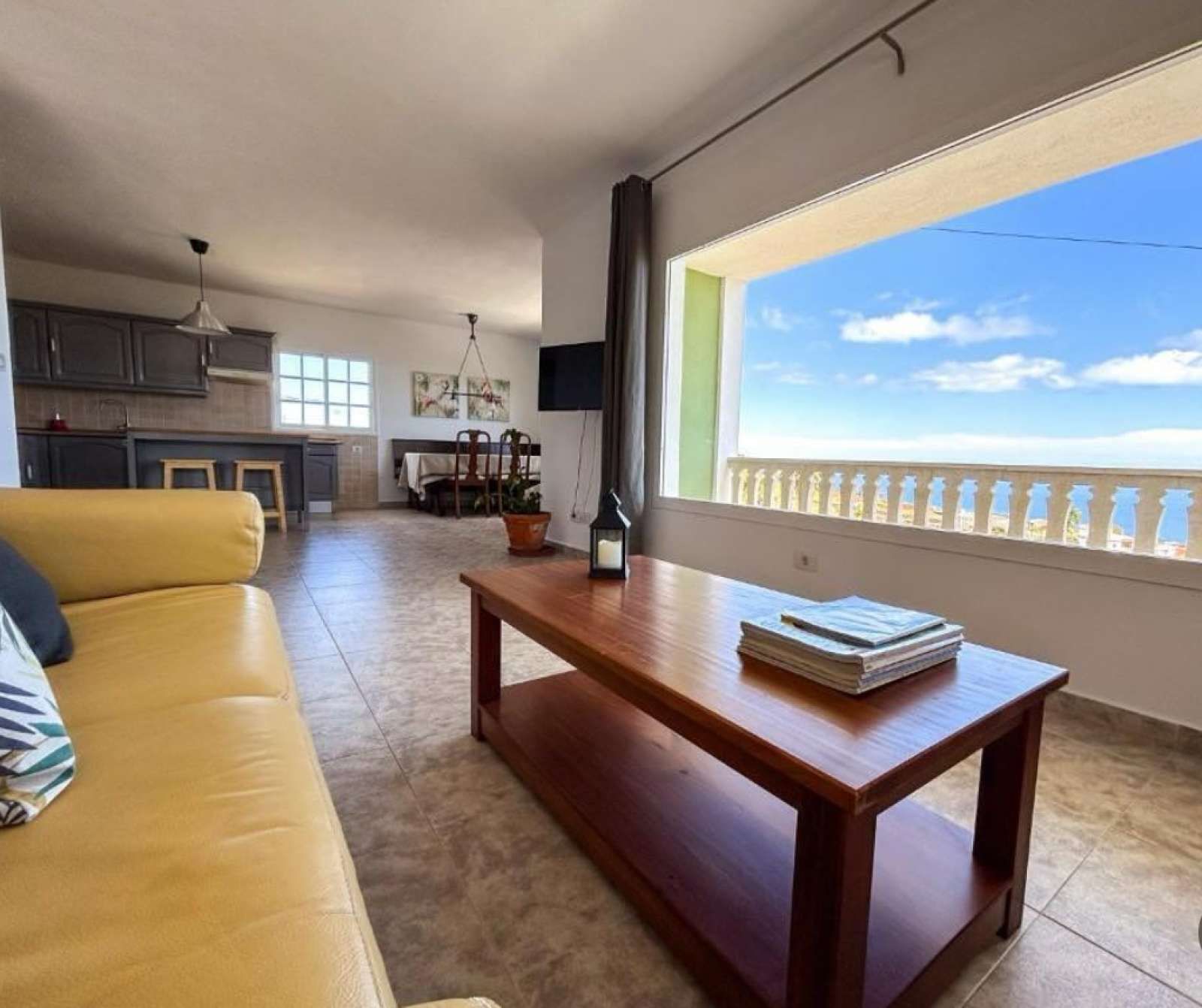Sala de estar de Apartamento para compartir en Breña Alta con Aire acondicionado, Terraza y Amueblado