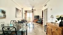Sala d'estar de Apartament en venda en Estepona amb Aire condicionat, Terrassa i Piscina