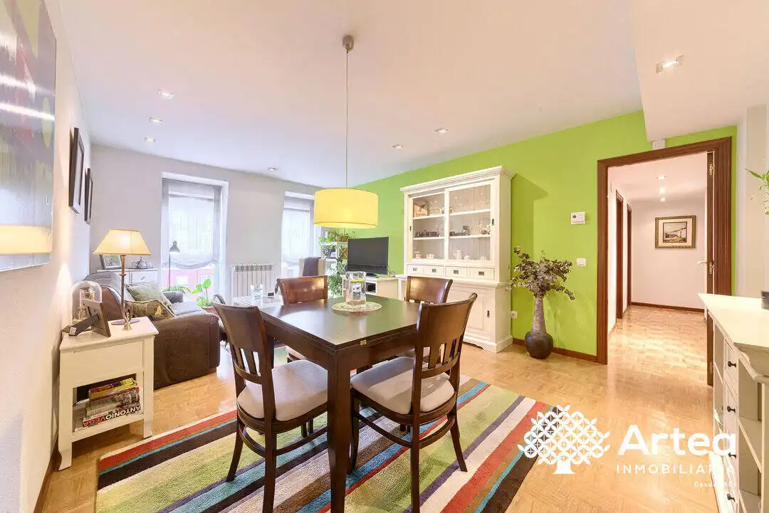 Comedor de Piso en venta en Bilbao  con Calefacción y Trastero