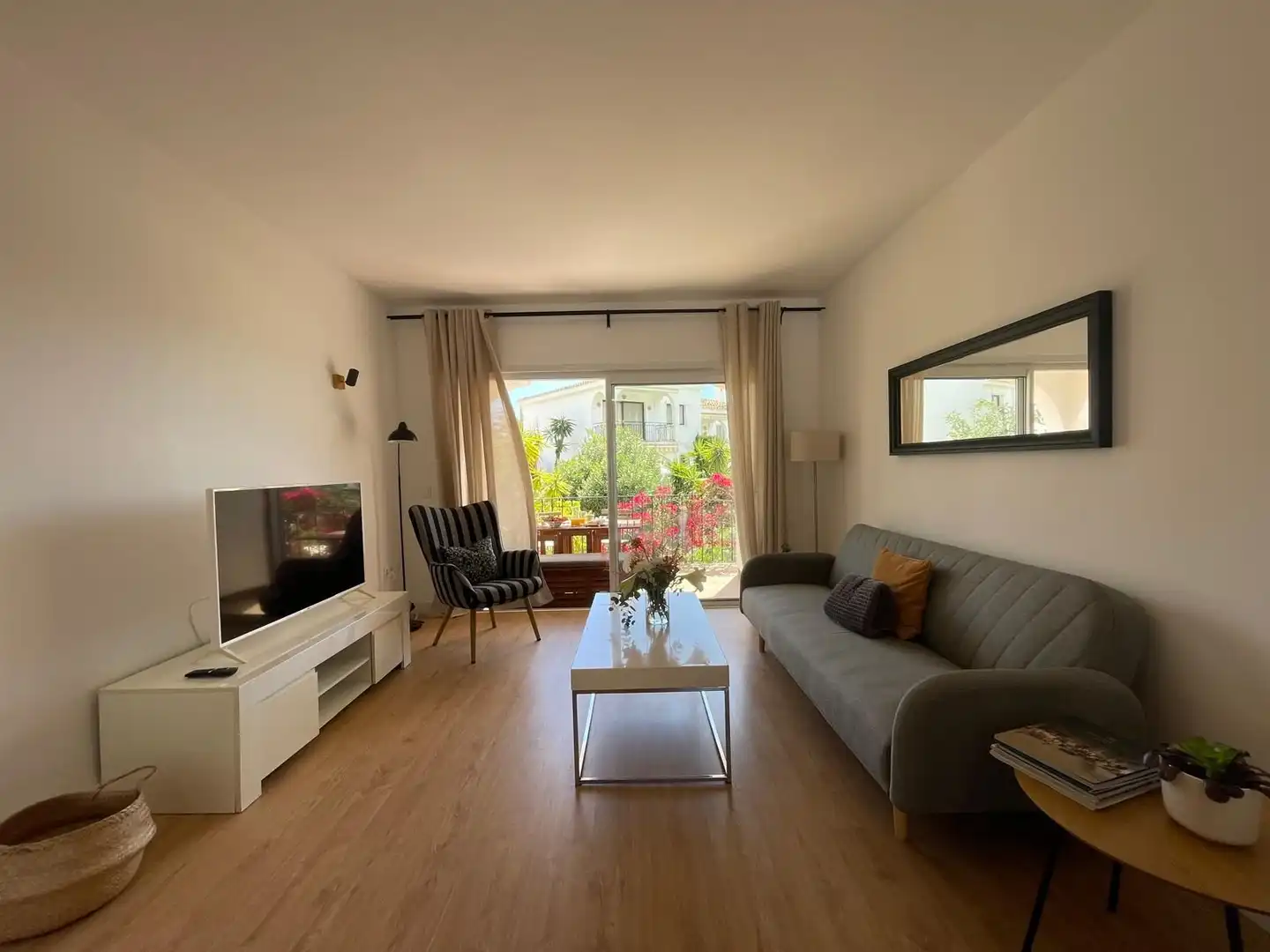 Sala d'estar de Pis en venda en Benahavís amb Aire condicionat, Terrassa i Moblat