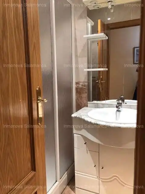 Bathroom of Flat for rent in Salamanca  with Heating, Furnished and Microwave