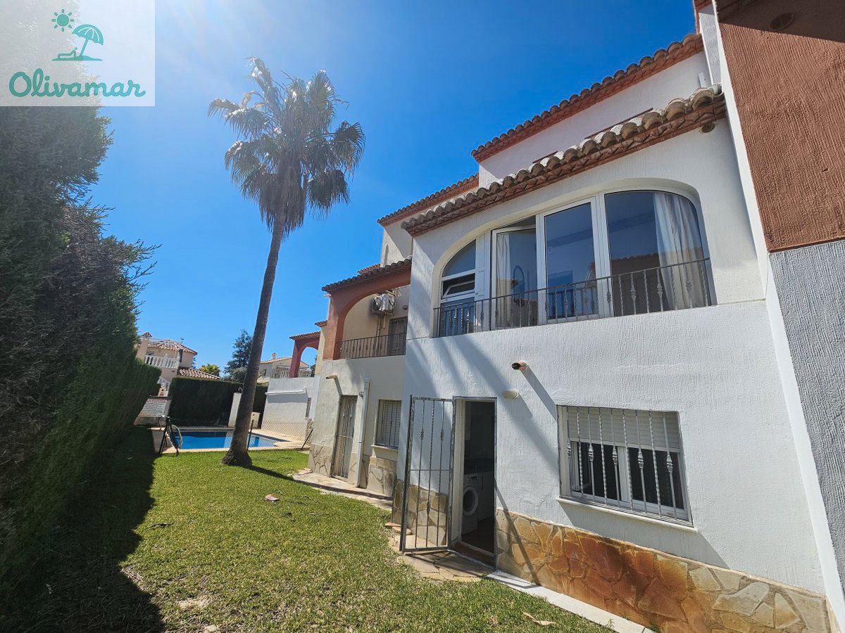 Vista exterior de Casa adosada de lloguer en Oliva amb Moblat