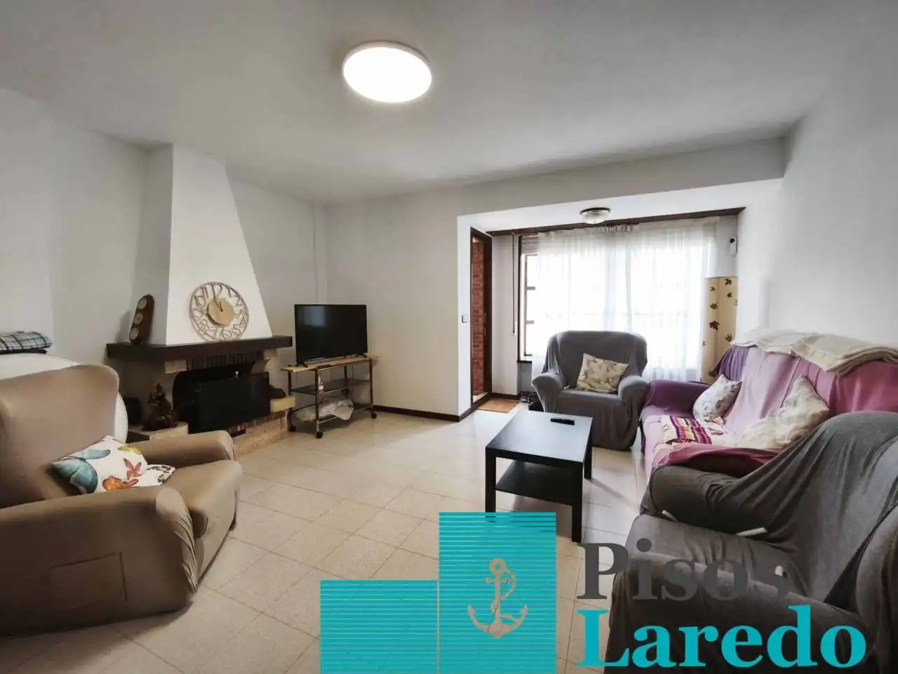 Sala d'estar de Casa adosada en venda en Laredo amb Calefacció, Jardí privat i Parquet