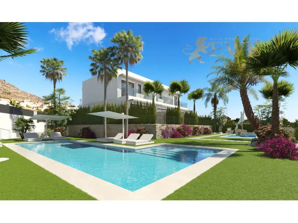 Casa adosada en venta en Calle Praga, Golf Bahía