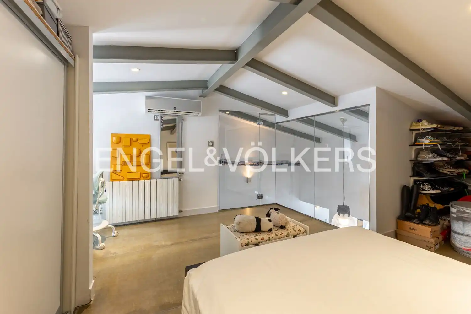 Schlafzimmer von Dachboden zum Verkauf in Valencia mit Heizung und Balkon