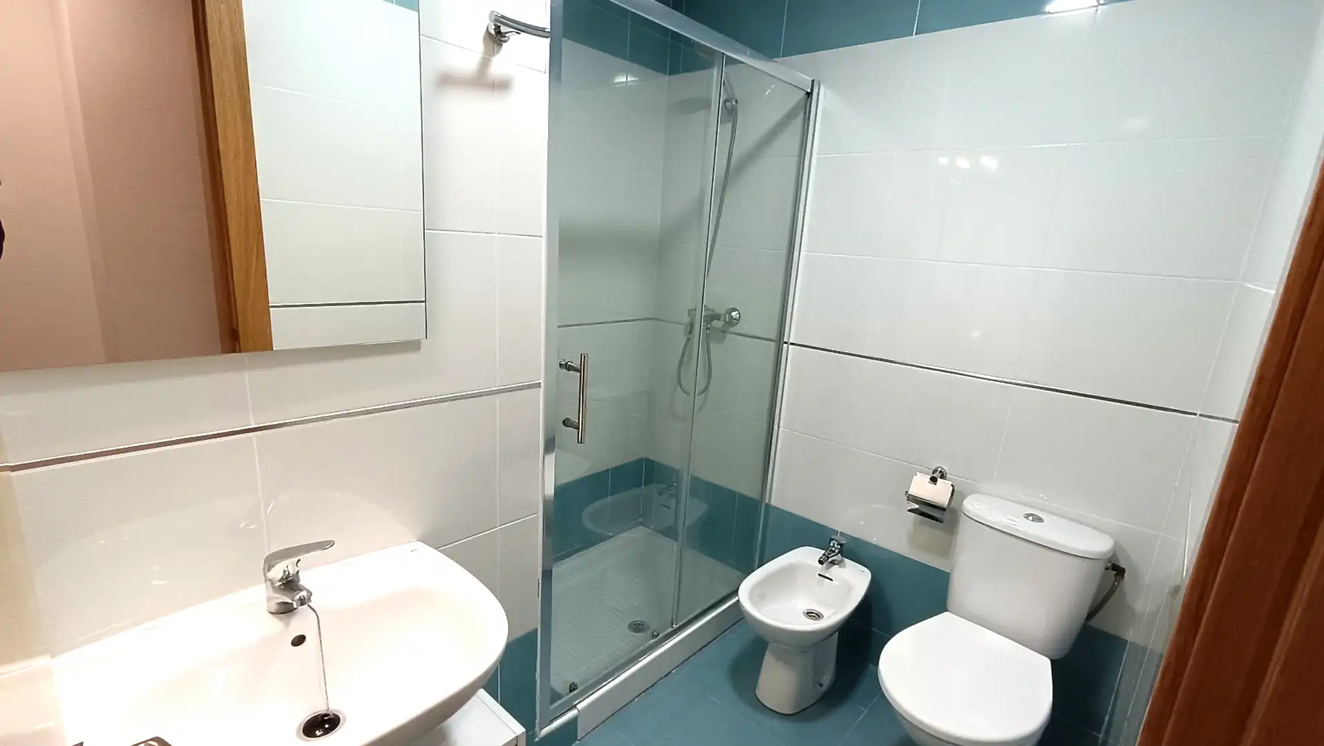 Baño de Piso de alquiler en La Zubia con Aire acondicionado, Amueblado y Balcón