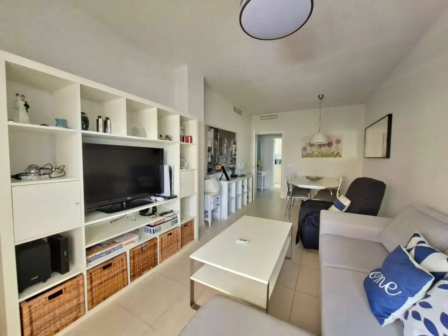 Sala d'estar de Pis de lloguer en Algarrobo amb Aire condicionat, Terrassa i Piscina
