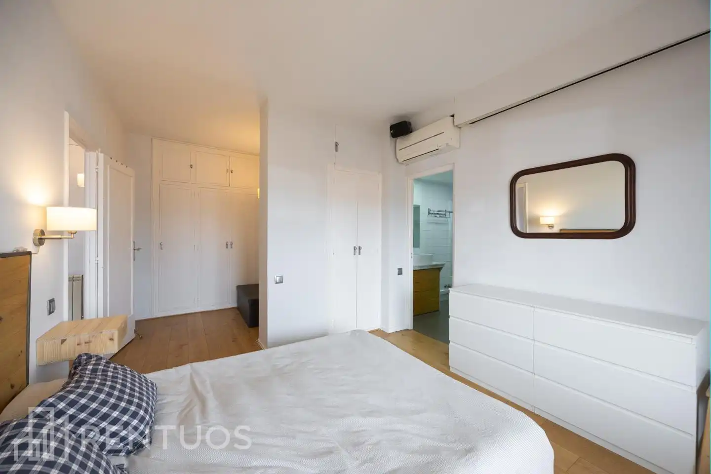 Schlafzimmer von Dachboden zur Miete in Madrid mit Klimaanlage, Parkett und Terrasse