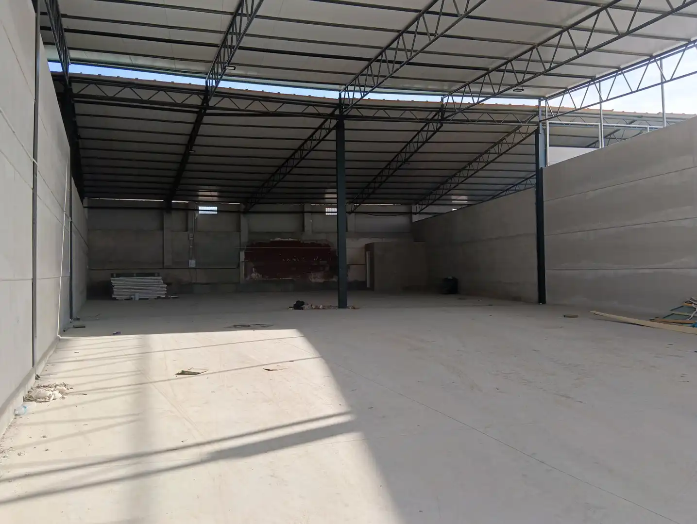 Industrial building to rent in Carretera Pinos Puente 16
