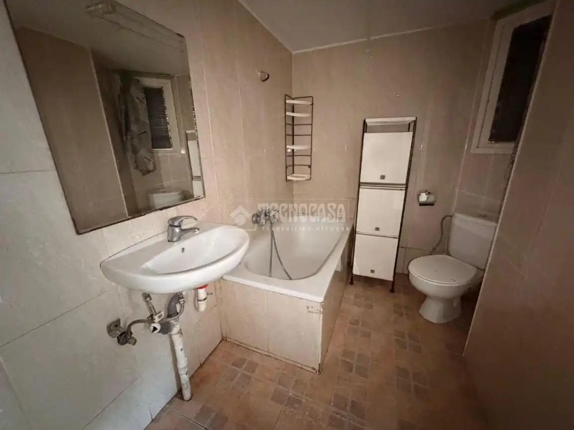Bathroom of Study for sale in Barcelona  with Balcony and Community pool