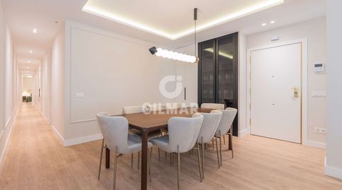 En el emblemático barrio Salamanca, uno de los más prestigiosos de Madrid, se presenta un piso exclusivo situado en la calle Martí, imatge 3