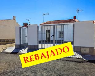 Vista exterior de Casa adosada en venda en Torrevieja amb Aire condicionat, Calefacció i Jardí privat