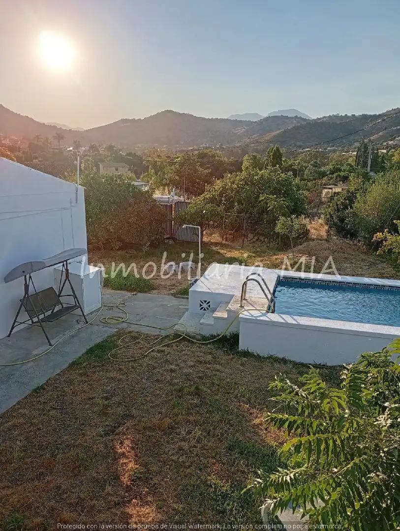 Piscina de Casa o xalet en venda en Coín