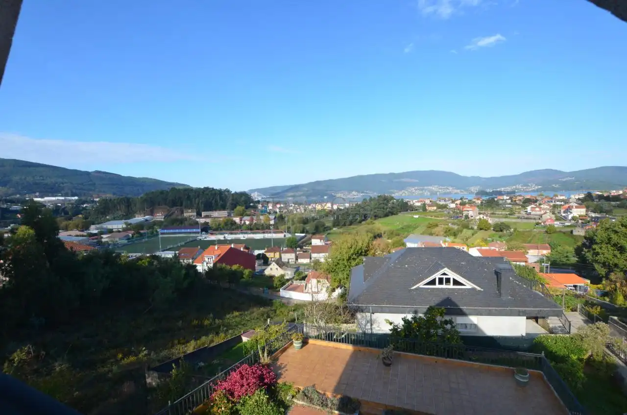 Vista exterior de Casa o xalet en venda en Redondela amb Calefacció, Jardí privat i Terrassa