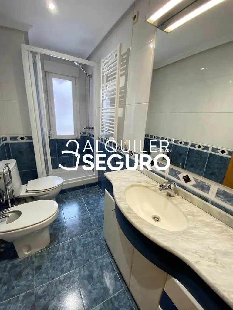 Bathroom of Flat for rent in Madrid  with Air Conditioner and Heating