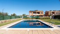 Piscina de Casa adosada en venda en Cambrils amb Aire condicionat, Calefacció i Jardí privat