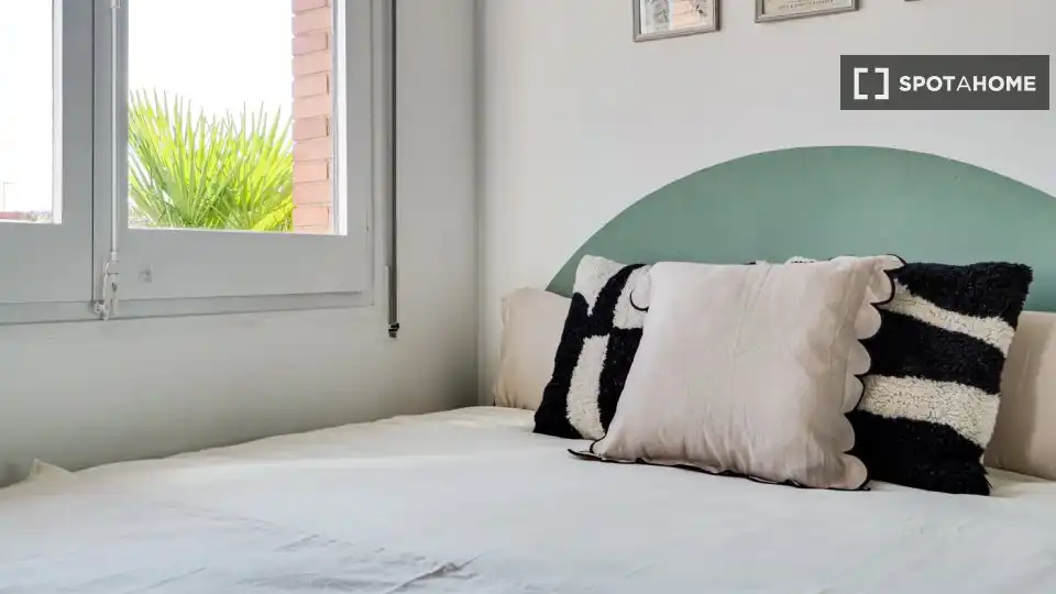 Bedroom of Flat for share in Nou Barris