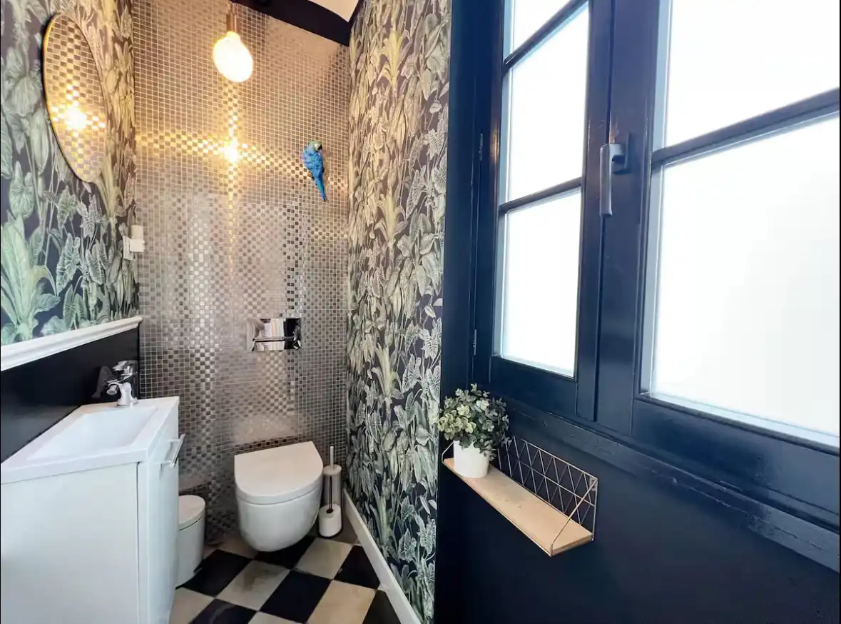Badezimmer von Wohnung zum Verkauf in Barcelona mit Parkett, Terrasse und Abstellraum
