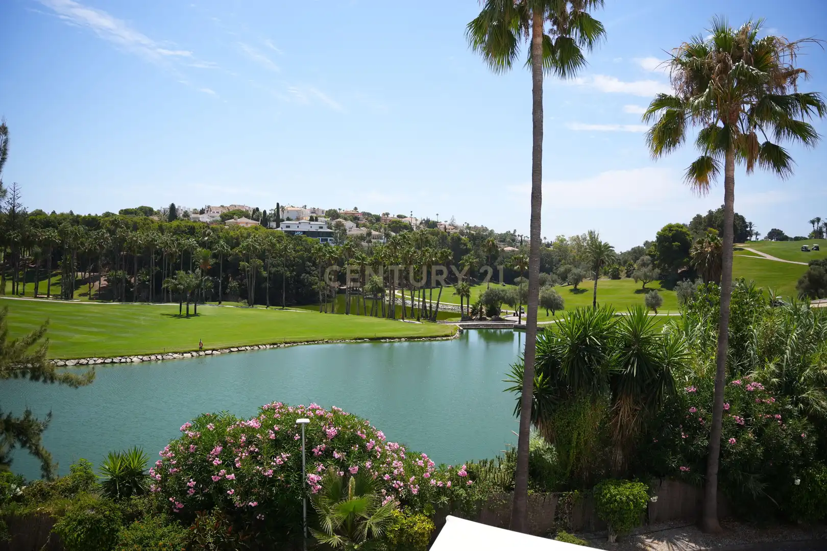 Vista exterior de Casa o xalet en venda en Benalmádena amb Aire condicionat, Traster i Piscina comunitària