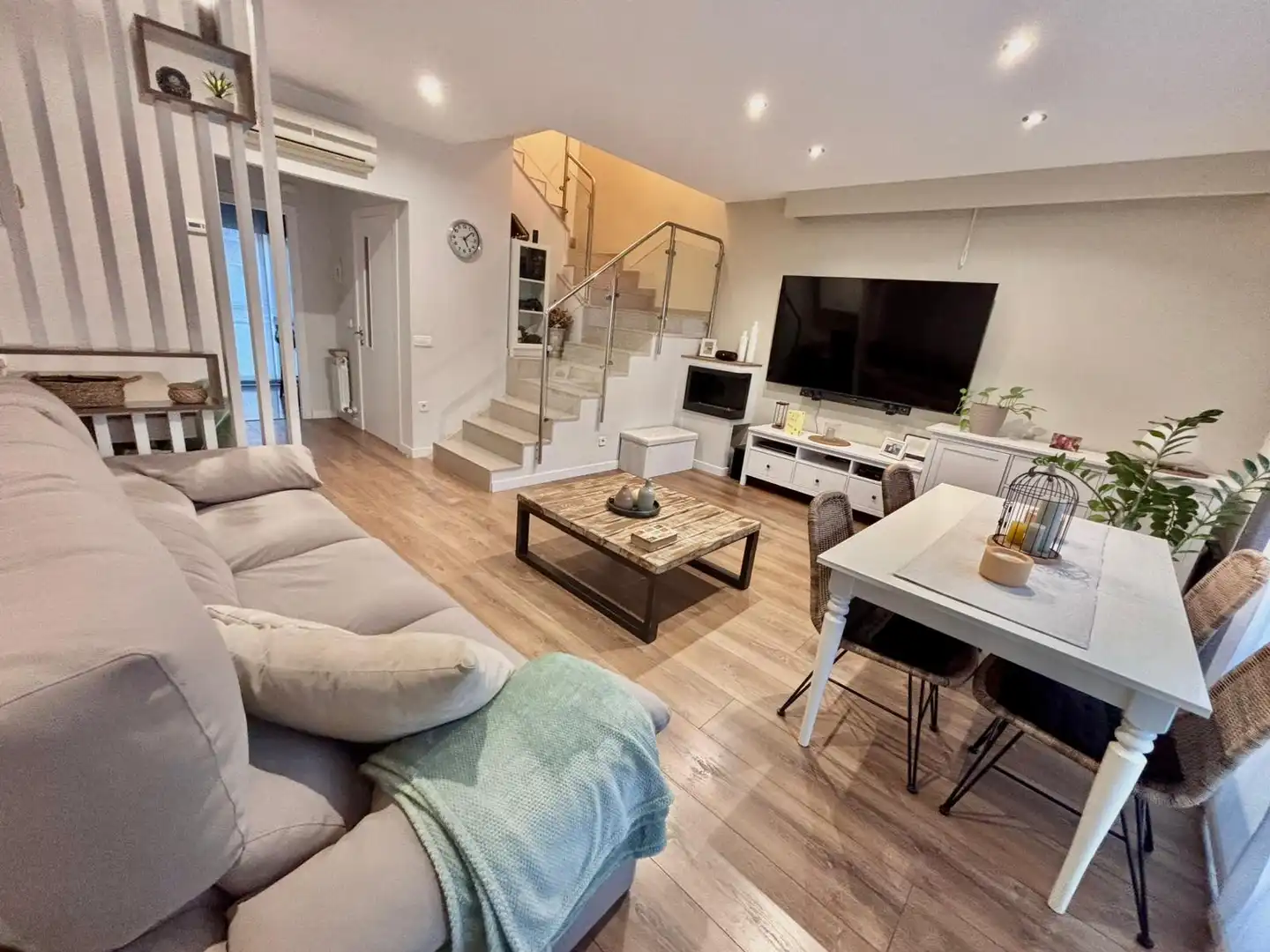 Wohnzimmer von Einfamilien-Reihenhaus zum Verkauf in Sarrià de Ter mit Heizung, Privatgarten und Terrasse