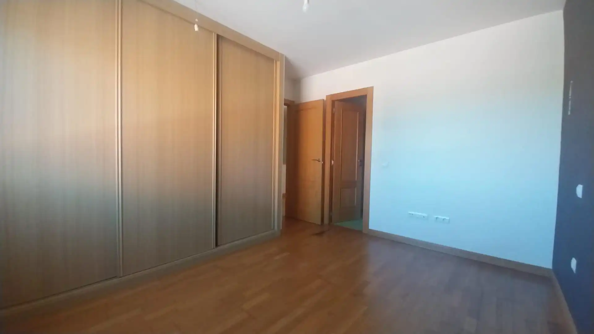 Habitación de Casa adosada en venta en Tudela de Duero con Calefacción y Jardín privado