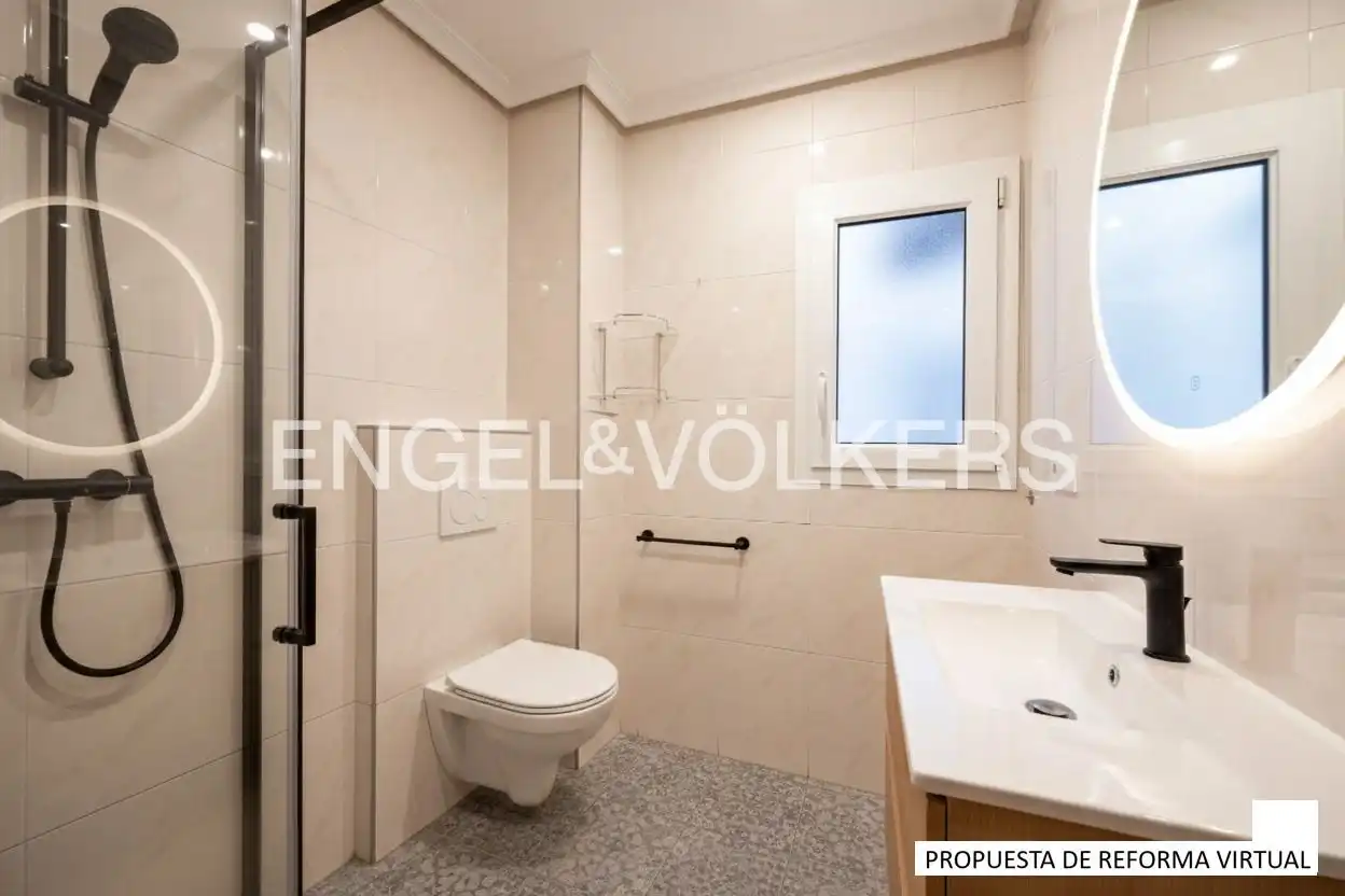 Bathroom of Flat for sale in Donostia - San Sebastián   with Heating and Storage room