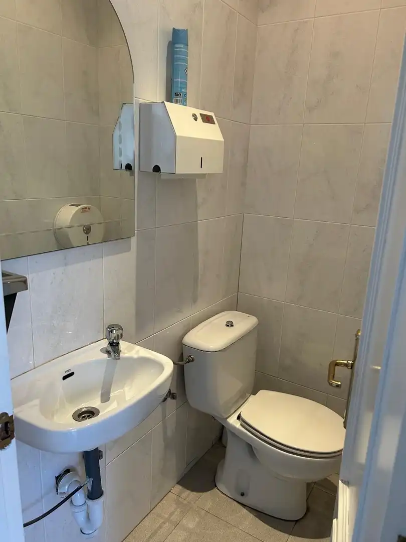 Badezimmer von Geschaftsraum zur Miete in Brunete mit Klimaanlage
