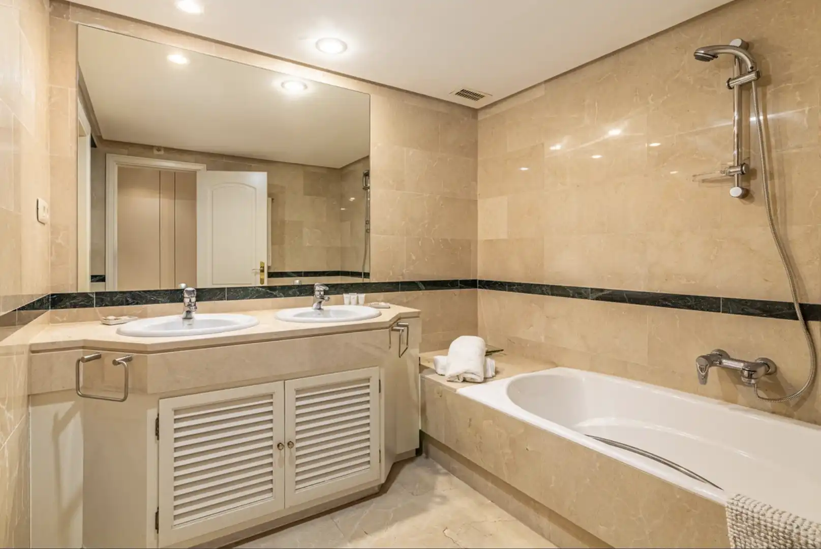 Badezimmer von Wohnungen zum Verkauf in Marbella mit Klimaanlage, Terrasse und Abstellraum