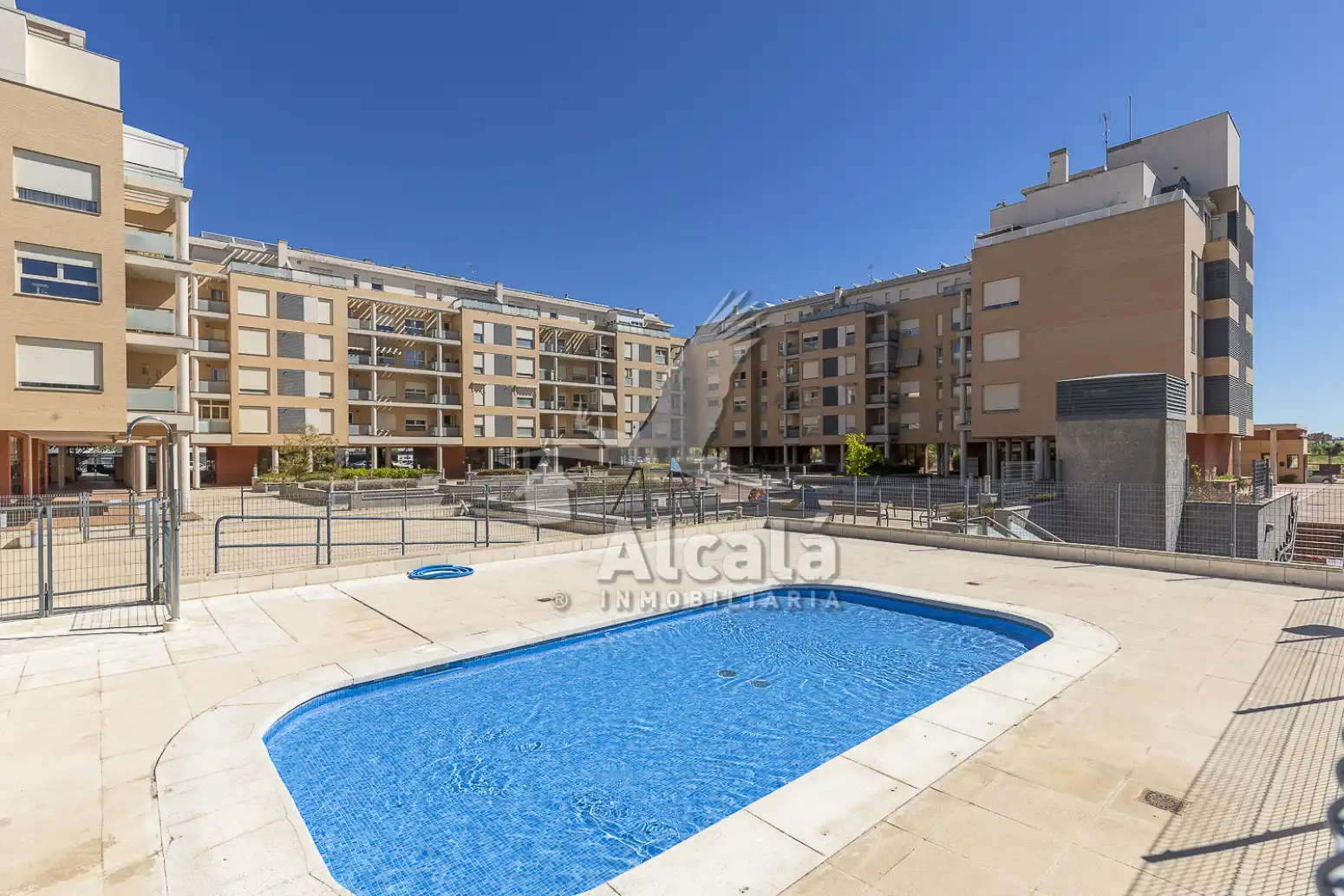 Außenansicht von Wohnung zum Verkauf in Alcalá de Henares mit Klimaanlage, Heizung und Privatgarten