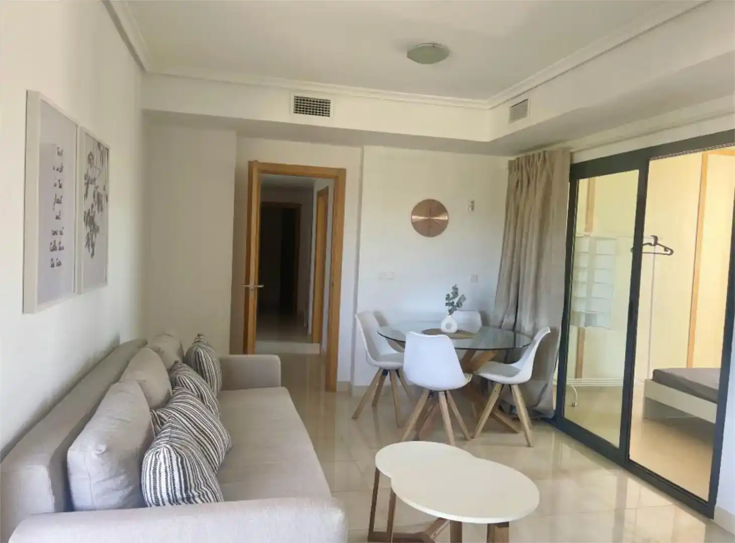 Sala d'estar de Pis de lloguer en Benidorm amb Aire condicionat, Piscina i Moblat