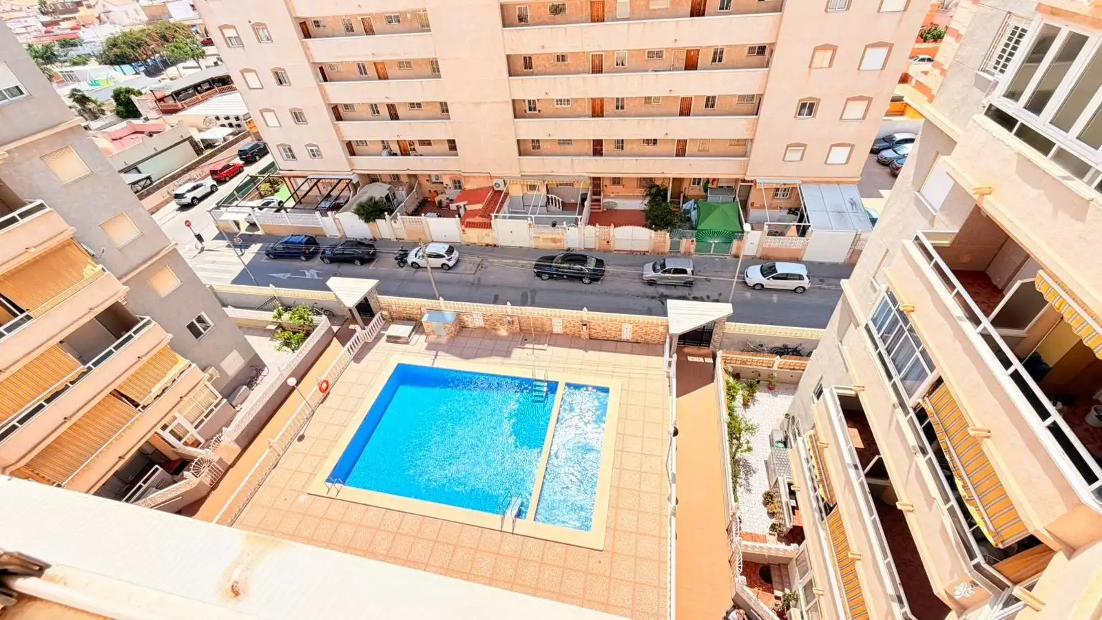 Piscina de Pis en venda en Torrevieja amb Calefacció, Terrassa i Moblat