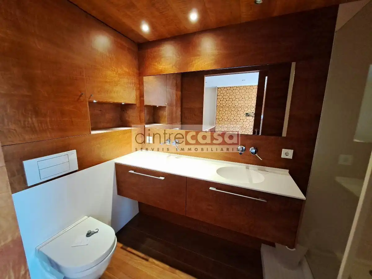 Badezimmer von Loft zum Verkauf in Barcelona mit Heizung und Ofen