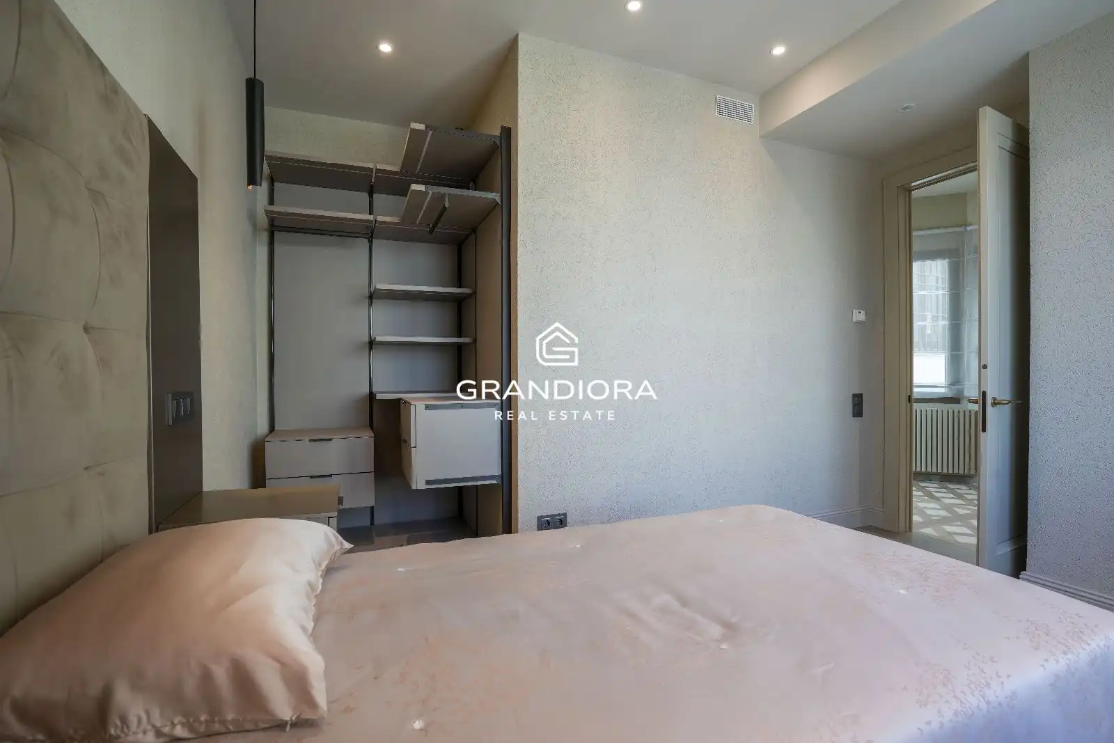 Dormitori de Apartament de lloguer en Badalona amb Aire condicionat, Calefacció i Moblat