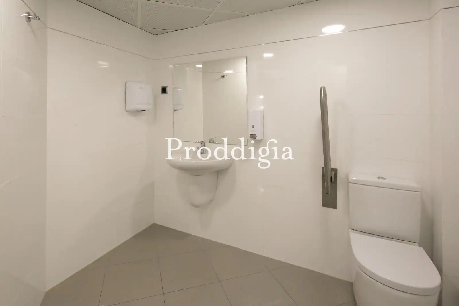 Baño de Oficina de alquiler en Barcelona con Aire acondicionado, Calefacción y Terraza