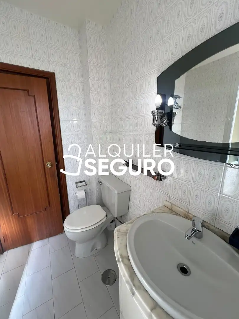 Baño de Piso de alquiler en Madrid con Calefacción y Amueblado