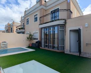 Vista exterior de Casa adosada de lloguer en Sanlúcar la Mayor amb Aire condicionat, Calefacció i Jardí privat