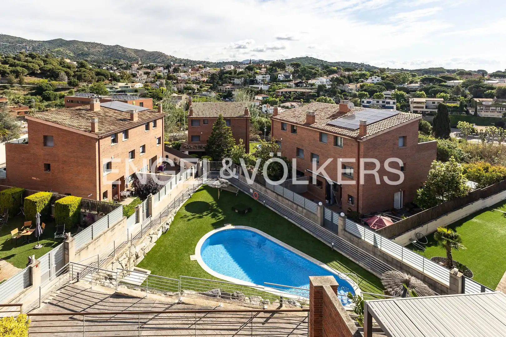 Piscina de Casa adosada de alquiler en Tiana con Aire acondicionado, Calefacción y Jardín privado