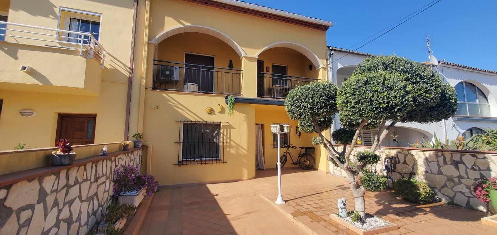 Vista exterior de Casa adosada en venda en L'Escala amb Calefacció, Jardí privat i Terrassa